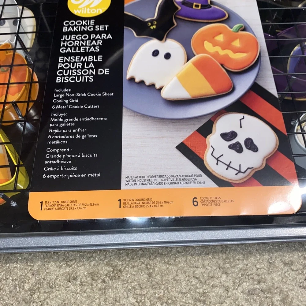 Wilton Halloween Cookie Baking Set  Cookie Sheet 6 Cutters + Cooling‎ Rack